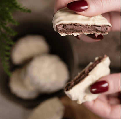 BISCOTTINO RECHEADO DE CREME DE AVELÃ COM CACAU E COBERTO COM CHOCOLATE BRANCO